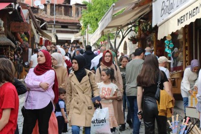 Safranbolu'da Bayram Kalabaligi Esnafin Yüzünü Güldürdü