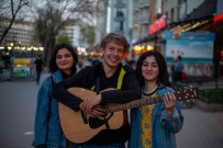 Savastan Kaçti, Gitariyla Dünyayi Geziyor