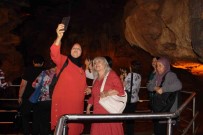 Bu Magaraya En Çok Onlar Ilgi Gösteriyor