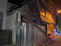 Fatih'te Iki Katli Ahsap Bina Çöktü, Mahalle Sakinleri Korku Dolu Anlar Yasadi