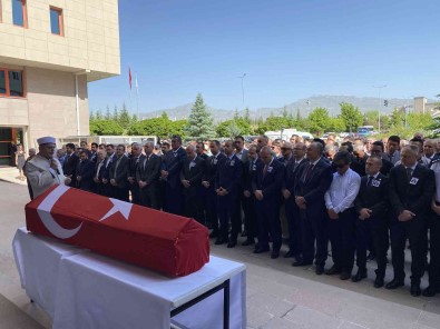 Rektör Yardimcisi Kalbine Yenildi