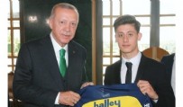 Fenerbahçeli Arda Güler, Başkan Erdoğan'a forma hediye etti!