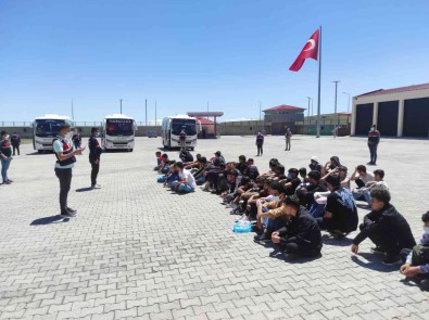 Kars'a Getirilen Düzensiz Göçmenlerin Islemleri Tamamlandi