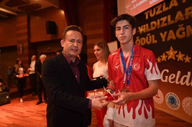 Tuzla'nin Basarili Ögrencilerine Altin Yagmuru