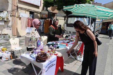 Üreten Kadinlar Emeklerini Sergiliyor