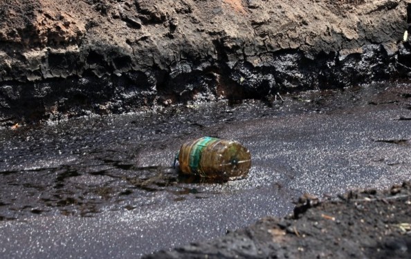 Bir köyü sevince boğan iddia! Su kuyusundan petrol fışkırdı!