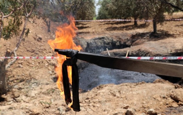 Bir köyü sevince boğan iddia! Su kuyusundan petrol fışkırdı!