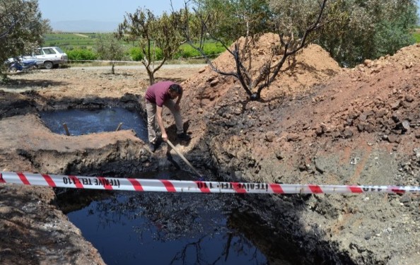 Bir köyü sevince boğan iddia! Su kuyusundan petrol fışkırdı!