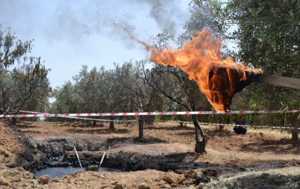 Bir köyü sevince boğan iddia! Su kuyusundan petrol fışkırdı!