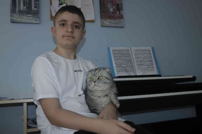 12 Yasindaki Diyarbakirli 'Petrucciani' Piyanoda Yetenegini Sergiliyor