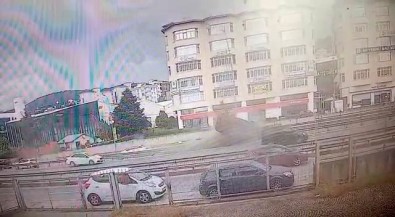 E-5'Te Minibüsün Bariyerlere Çarparak Taklalar Attigi Kaza Kamerada