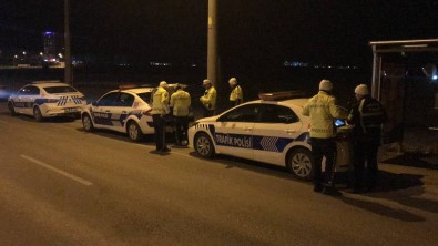 Edirne'de Motosiklet Üzerinde Uzanarak, Kasksiz Yarisan 2 Kisi Polisten Kaçamadi