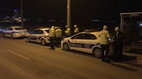 Edirne'de Motosiklet Üzerinde Uzanarak, Kasksiz Yarisan 2 Kisi Polisten Kaçamadi Haberi