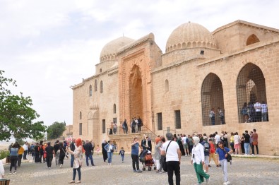 Mardin'de Tarihi Mekanlar, Caddeler Ve Meydan Doldu Tasti