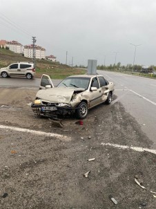 Sivas'ta Iki Otomobil Çarpisti Açiklamasi 5 Yarali