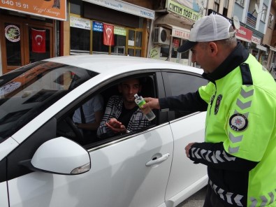 Trafik Polisleri Bayramin Son Gününde Sürücülere Seker Dagitti