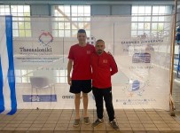 Basarili Yüzücü Yunanistan'dan Madalyalar Ile Döndü