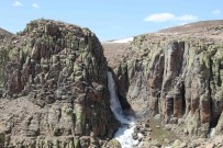 Bingöl'de 50 Metrelik Selale Karlarin Erimesiyle Costu