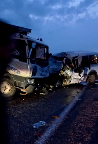 Osmaniye'de kamyonete araç çarptı: 1 ölü, 4 yaralı.