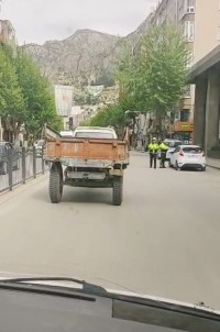 Traktör Römorku Takili Minibüsün Tehlikeli Yolculugu Kamerada