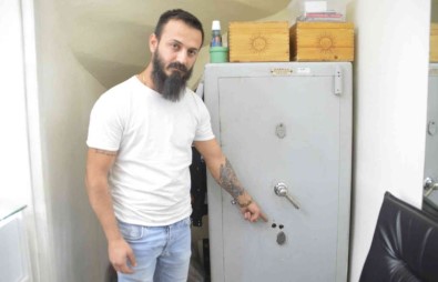 Gaziosmanpasa'da Matkap Ile Deldikleri Kasadan 200 Bin Lira Degerinde Saat Ve Telefon Çaldilar