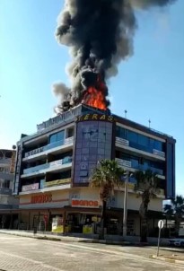 Hatay'da Alisveris Merkezinin Teras Katindaki Kafede Korkutan Yangin