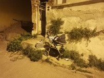 Izmir'de Korkunç Olay Açiklamasi Yaninda Bebegi Bulunan Anne, Bir Baska Kadin Tarafindan Defalarca Biçaklandi