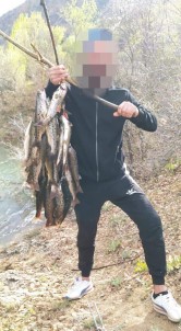 Kaçak Balik Avladi, Sosyal Medya Hesabindan Paylasinca Yakayi Ele Verdi