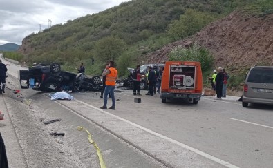 Çankiri'da Hafif Ticari Araç Ile Minibüs Çarpisti Açiklamasi 3 Ölü, 12 Yarali