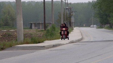 Kizinin Egitimi Için Yagmur Çamur Demeden Kilometrelerce Yol Kat Ediyor