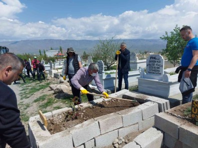 MHP'li Baskan Mezarliklarda Temizlik Yapti