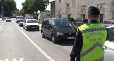 Vali Canalp, 'Cep Telefonu Çagimizin Hastaligi' Diyerek Yayalara Uyarida Bulundu