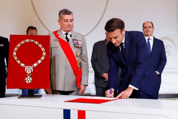 Fransa’da ikinci Macron dönemi! Top atışı eşliğinde…