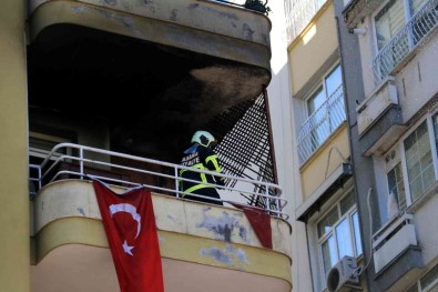 Adana'da Dairenin Kullanilamaz Hale Geldigi Yanginda Türk Bayraklari Zarar Görmedi