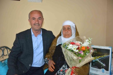 Baskan Akman'dan Anlamli 'Anneler Günü' Ziyareti