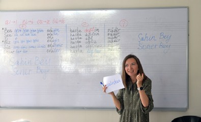 'Ders almak isteyen çok': Savaştan kaçan Ukraynalılar Türkçe ve Türk kültürünü öğreniyor