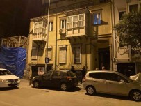 Izmir'de Kopan Kaya Parçasi Bir Evin Içine Düstü