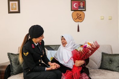 Jandarma, 'Anneler Günü'nde Sehit Annelerini Unutmadi
