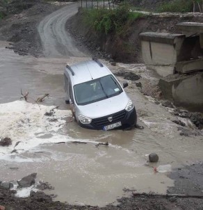 Kastamonu'da 14 Köyü Birbirine Baglayan Köprü Selde Yikildi