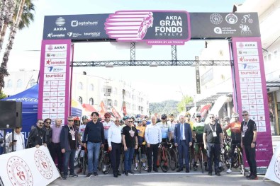 Kemer'de 14 Ülkeden 526 Amatör Bisikletçi Yaristi