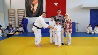 Manisali Judocular Yeni Kusaklarina Törenle Kavustu