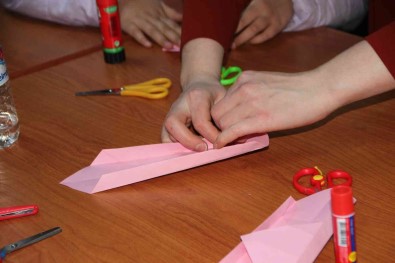 Origami Sanati Ile Çocuklar Hayal Güçlerini Rengarenk Kagitlara Yansitiyor