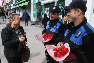 Polisler Hem Çiçek Dagitti Hem De KADES'i Hatirlatti