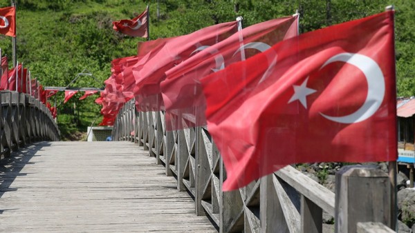 Giresun'da konuşma engeli olan adam köprüyü Türk bayraklarıyla süsledi!