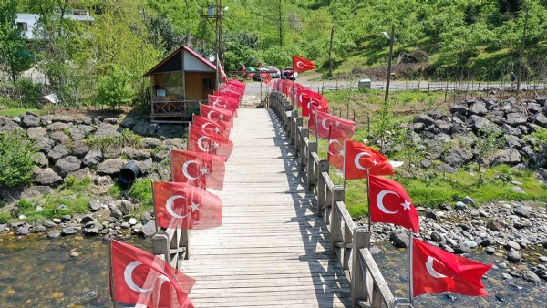 Giresun'da konuşma engeli olan adam köprüyü Türk bayraklarıyla süsledi!