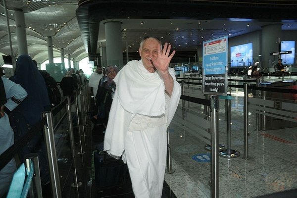 2 yıl aradan sonra Umre ziyaretleri başladı! İlk kafile kutsal topraklara yola çıktı!