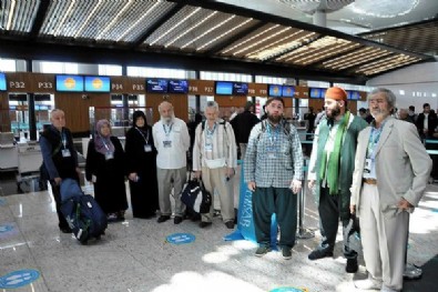 2 yıl aradan sonra Umre ziyaretleri başladı! İlk kafile kutsal topraklara yola çıktı!