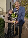 AK Parti Tomarza'da Annelere Çiçek Verdi Haberi