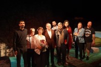 Ayvalik'ta Belediye Tiyatrosu Ilk Oyunuyla Büyük Ilgi Gördü Haberi