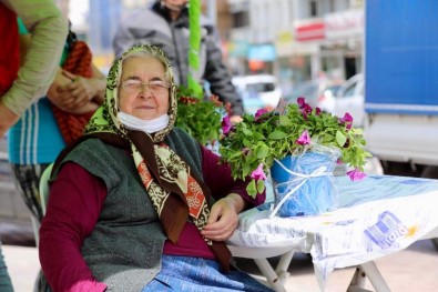 Didim Belediyesi'nden Kadinlara Binlerce Çiçek